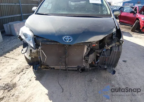 2014 Toyota Sienna Xle V6 8 Passenger z USA, uszkodzony, nr VIN 5TDYK3DC7ES471425